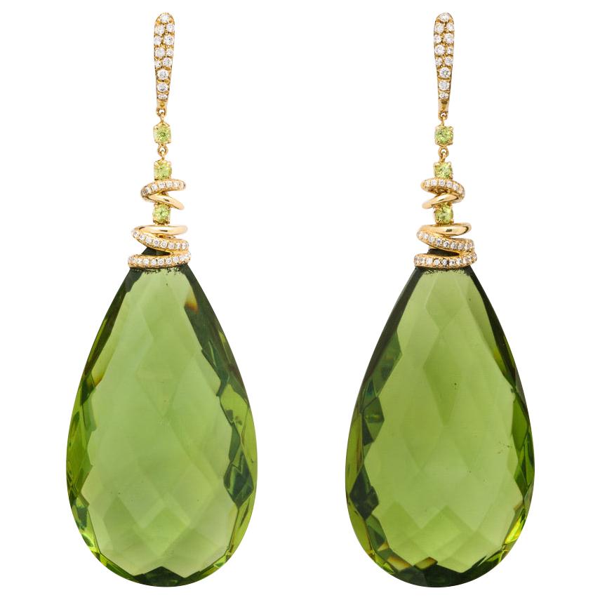 Clips d'oreilles en goutte en or avec péridot vert ambré et diamants de Michael Kanners en vente