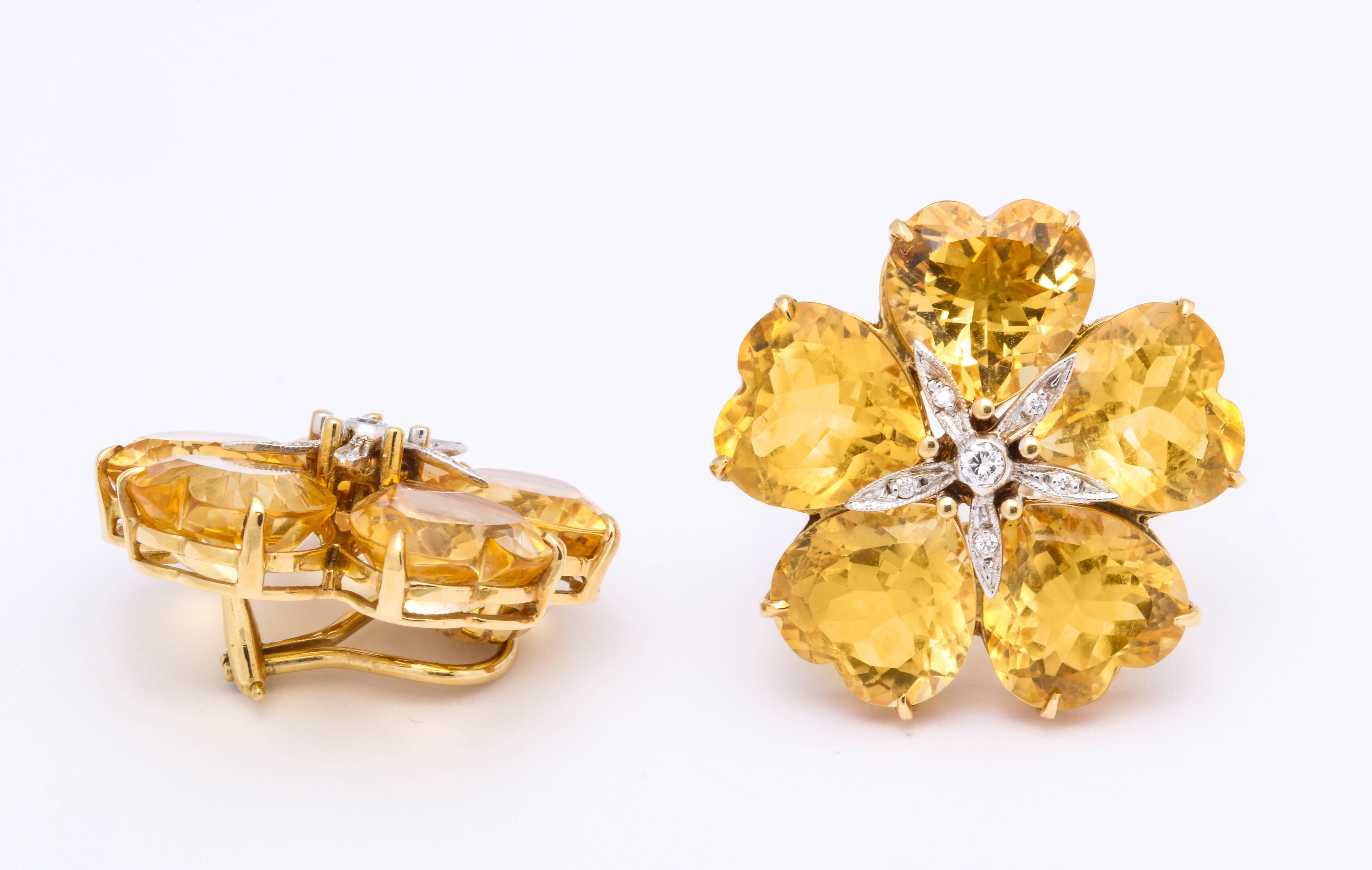 Taille cœur Michael Kanners Boucles d'oreilles fleur en or avec citrine en forme de cœur et diamants en vente