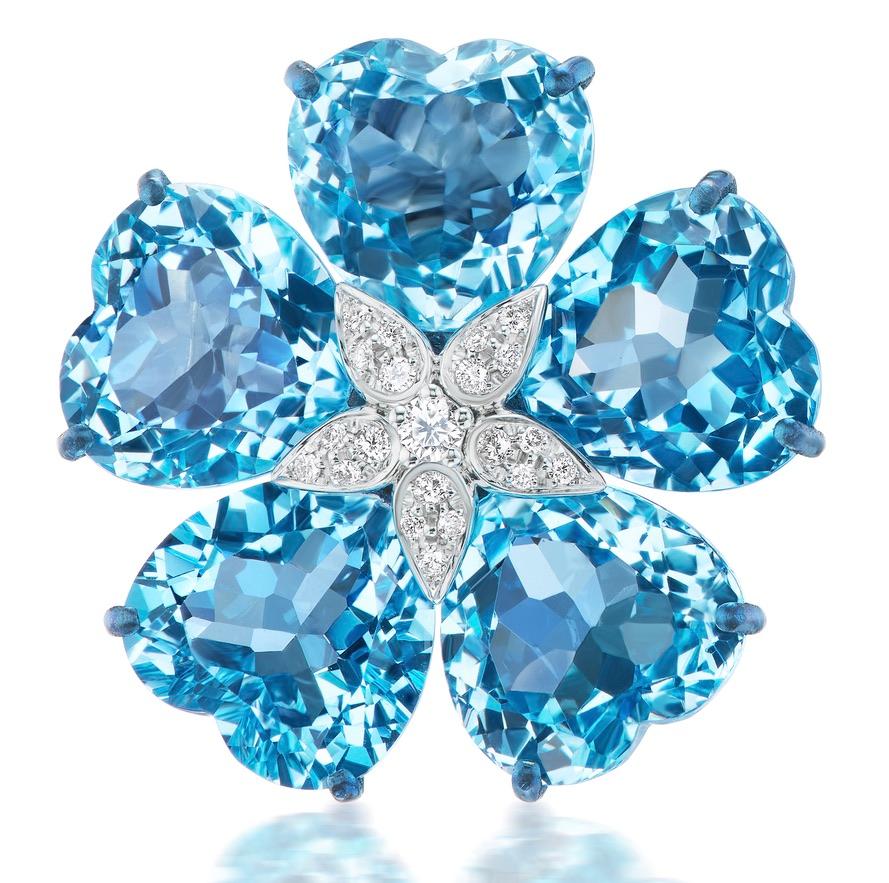 Ciascuno di questi squisiti orecchini presenta cinque topazi blu a forma di cuore attorno a un gruppo centrale di diamanti. La brillante tonalità blu del topazio è splendidamente completata da diamanti scintillanti, creando un gioco ipnotico di luce