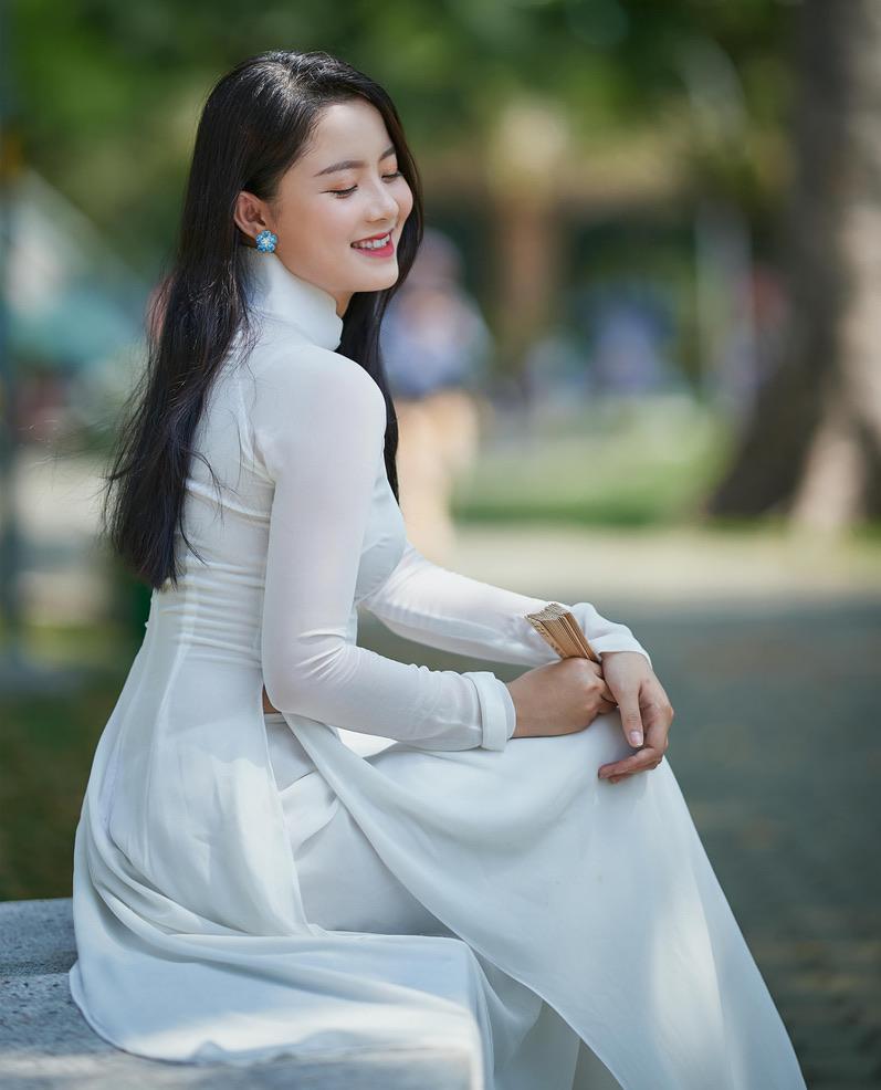 Cuore Orecchini in titanio con diamanti e topazio blu di Michael Kanners in vendita