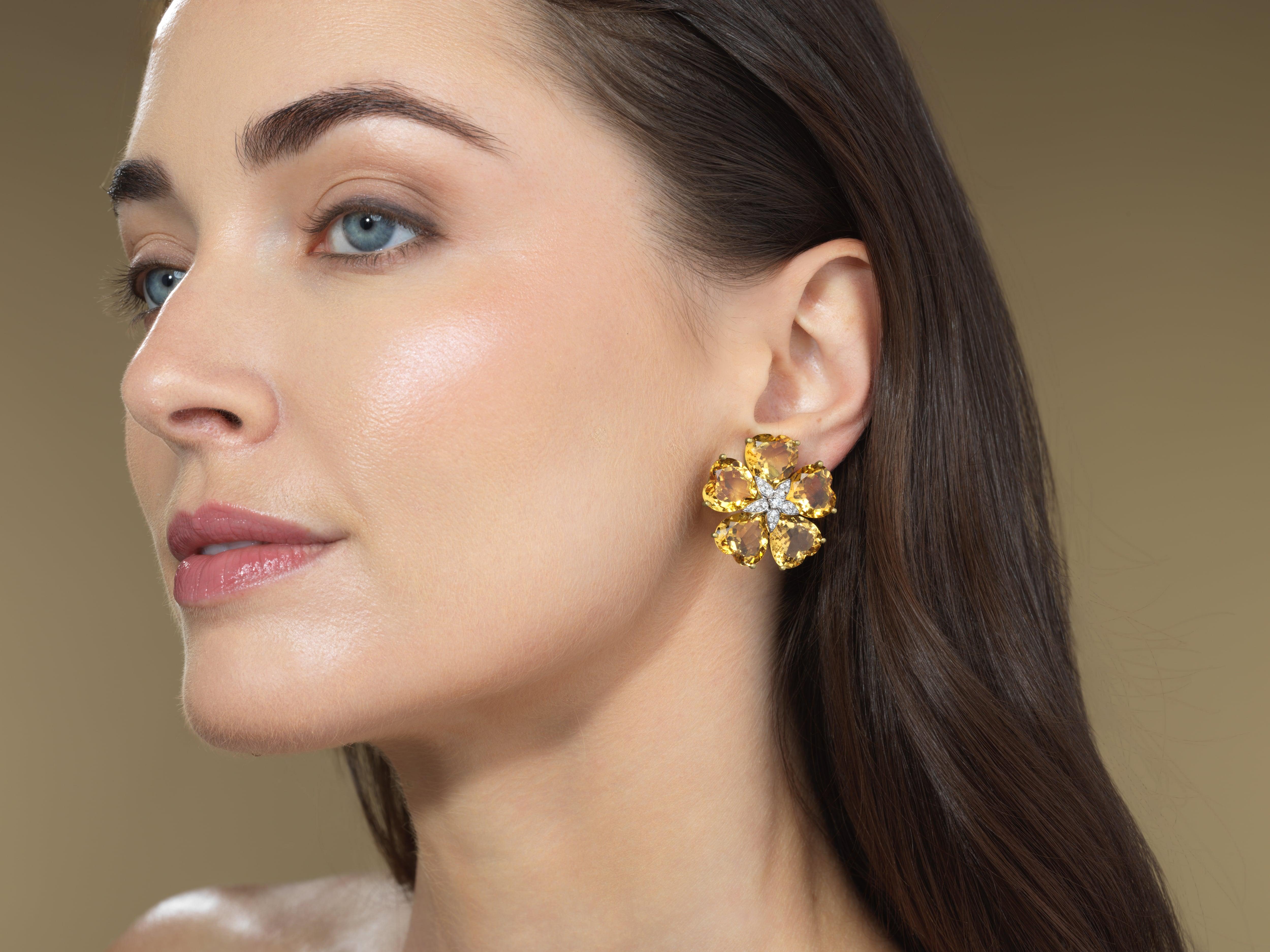 Orecchini in titanio con diamanti e topazio blu di Michael Kanners in vendita 3