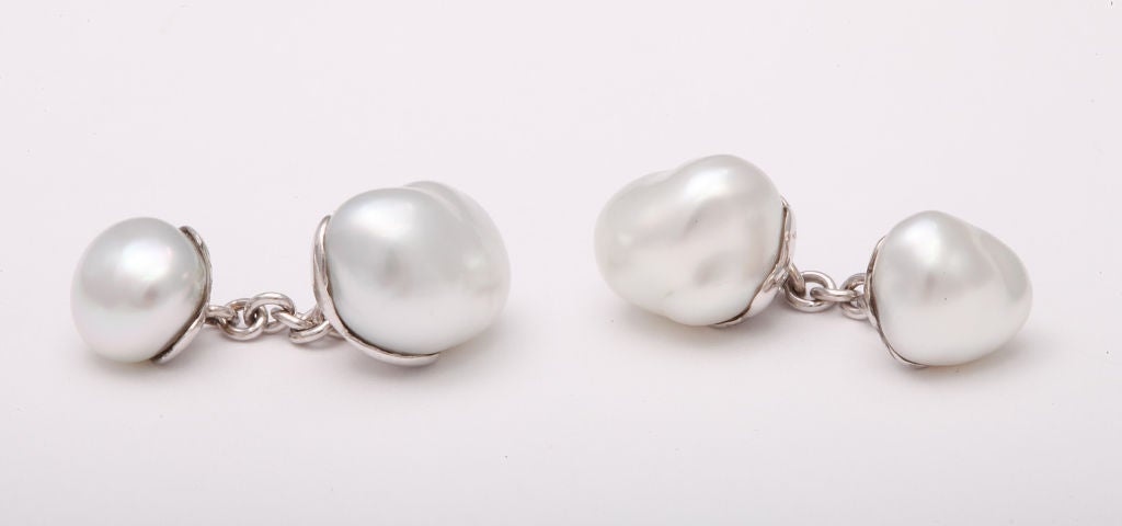 Forming spontaneously during the culturing process, keshi pearls are considered to be the ultimate treasures.  They exhibit higher luster than other pearls and their unique shapes are quite stylish.  Having been carefully selected from hundreds of