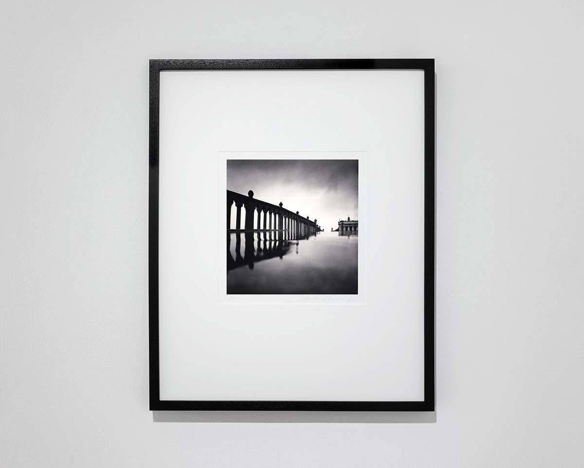 Reflejo de Acqua Alta, Venecia, Italia - Photograph de Michael Kenna