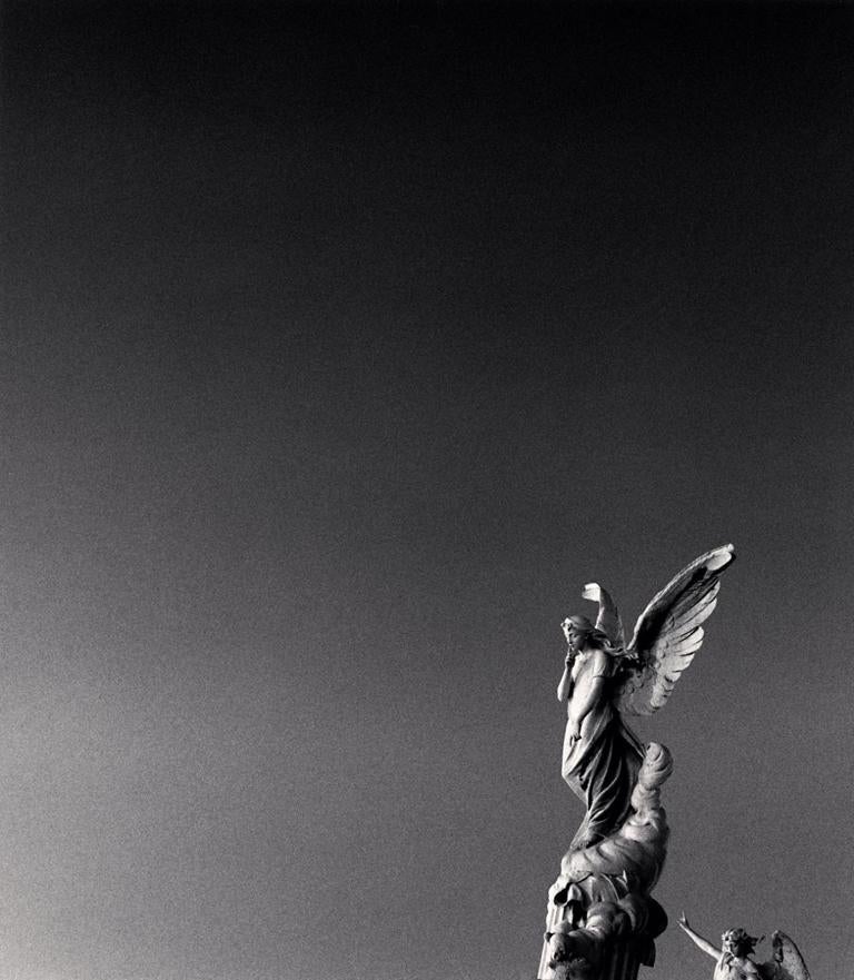 Michael Kenna Landscape Photograph – Ange Tranquil au Ciel, Cimetiere du Chateau, Nizza, Frankreich