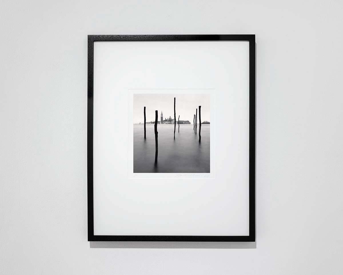 Basilica and Eight Poles, Venise, Italie - Photograph de Michael Kenna