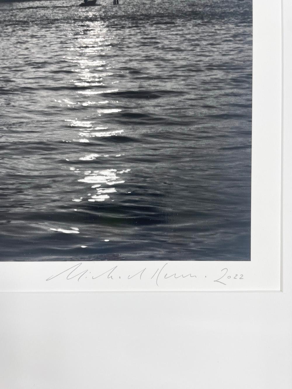 La Basilica di San Giorgio Maggiore, Studio 2, Venezia, Italia di Michael Kenna è una fotografia in bianco e nero che ritrae un drammatico tramonto che si staglia sulla chiesa di San Giorgio Maggiore.

Stampa alla gelatina d'argento
Dimensioni
