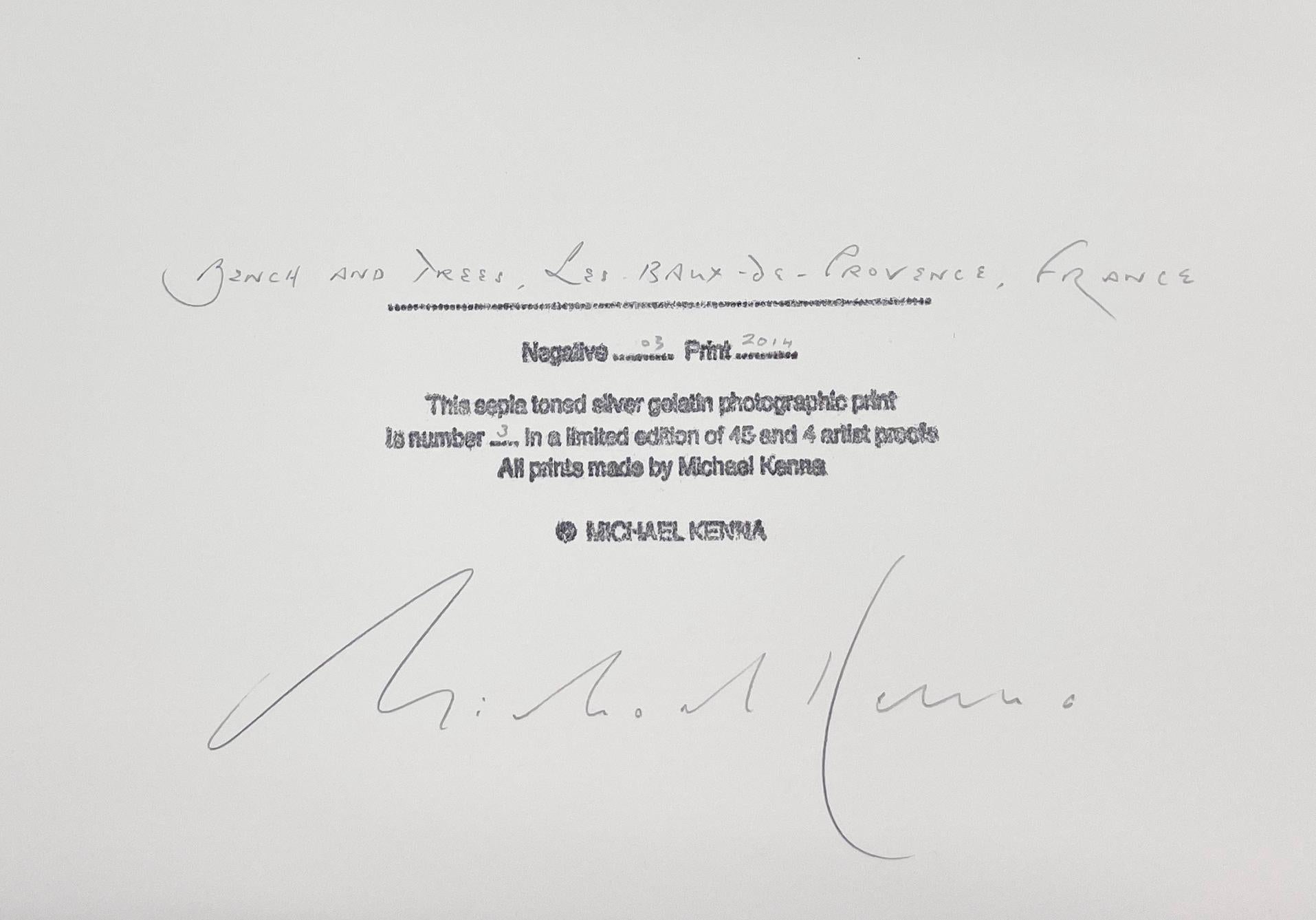 Édition de 45
Signé, daté et numéroté au crayon sur le recto de la marge du montage par Michael Kenna
Signée, titrée, date du négatif, date du tirage et numérotée au crayon avec l'image de l'artiste. 
cachet de l'artiste à l'encre noire au verso du