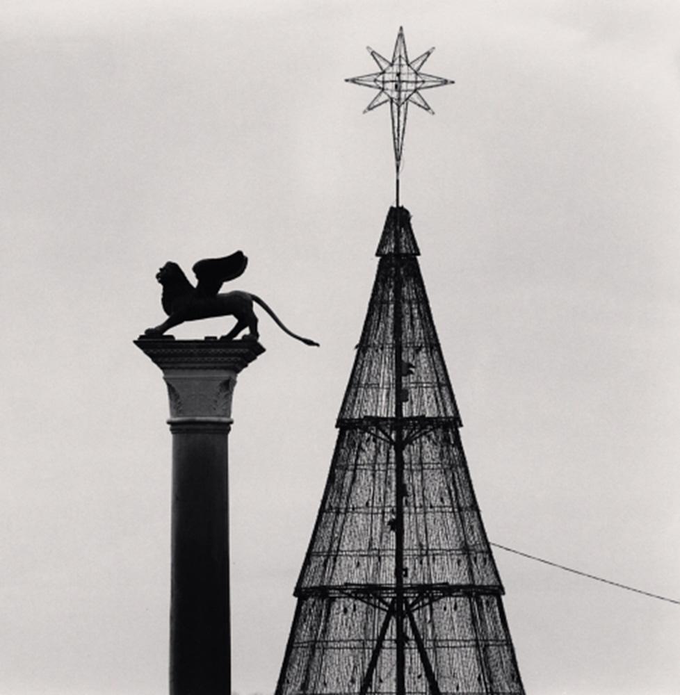 Black and White Photograph de Michael Kenna - Diciembre León Alado, Venecia, Italia