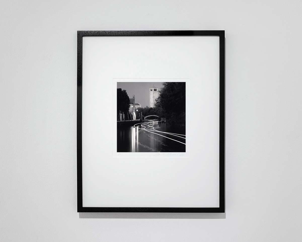 Puente del Diablo de noche, Torcello, Venecia, Italia - Photograph de Michael Kenna