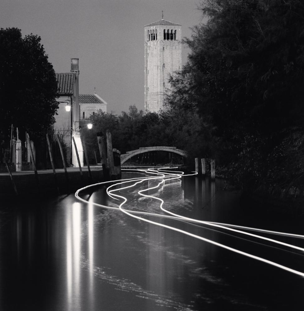 Black and White Photograph de Michael Kenna - Puente del Diablo de noche, Torcello, Venecia, Italia