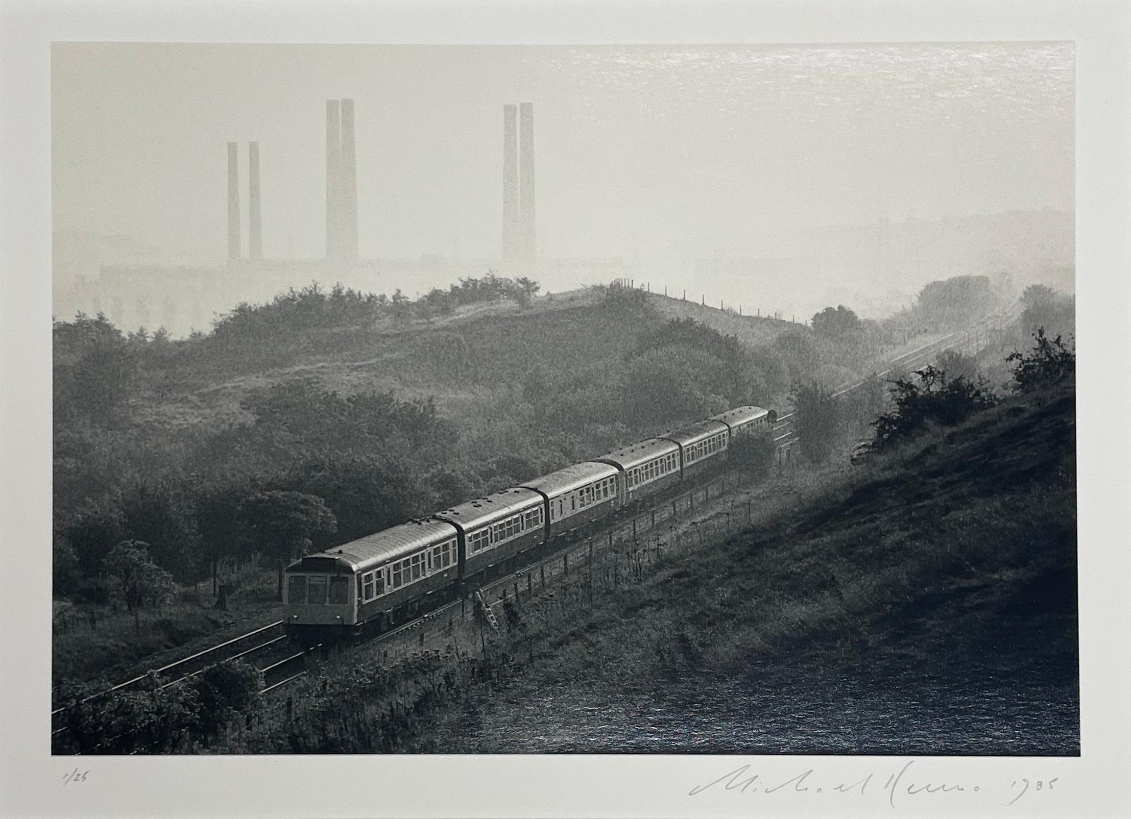 Train Diesel et Kearsley Power Station, Prestolee, Greater Manchester, Angleterre - Contemporain Photograph par Michael Kenna