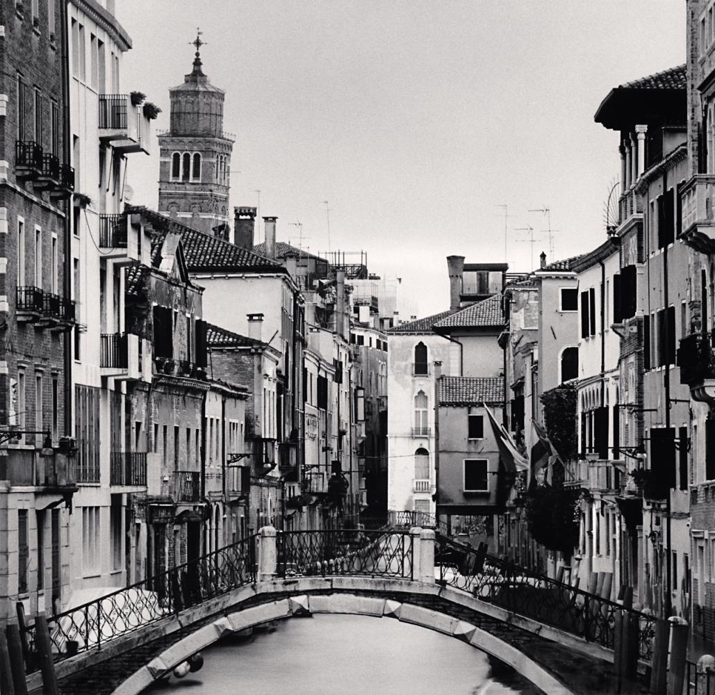 Black and White Photograph Michael Kenna - Grand canal Dorsoduro, Venise, Italie