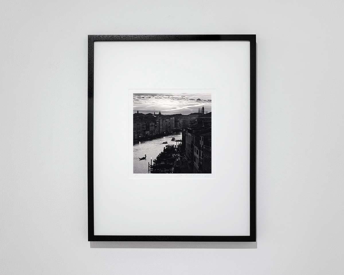 Atardecer Gondolero y Gran Canal, Venecia, Italia - Photograph de Michael Kenna