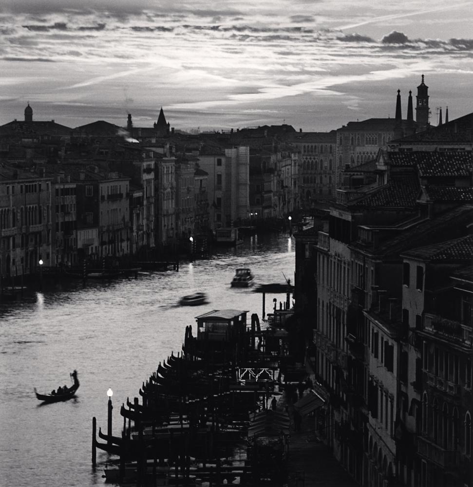 Black and White Photograph de Michael Kenna - Atardecer Gondolero y Gran Canal, Venecia, Italia
