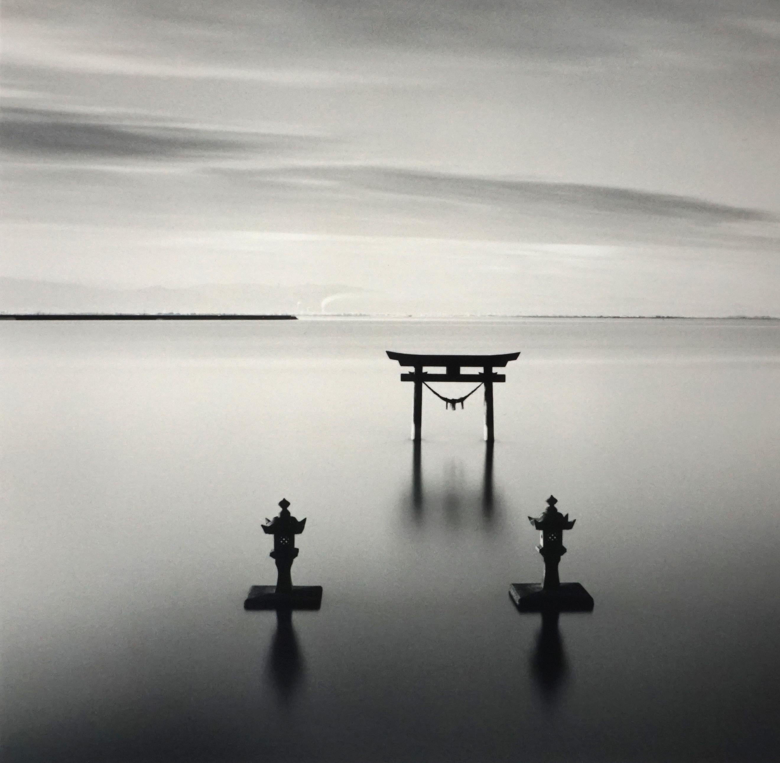 Michael Kenna Black and White Photograph – Ebuta-Schrein, Studie 1, Kyushu, Japan