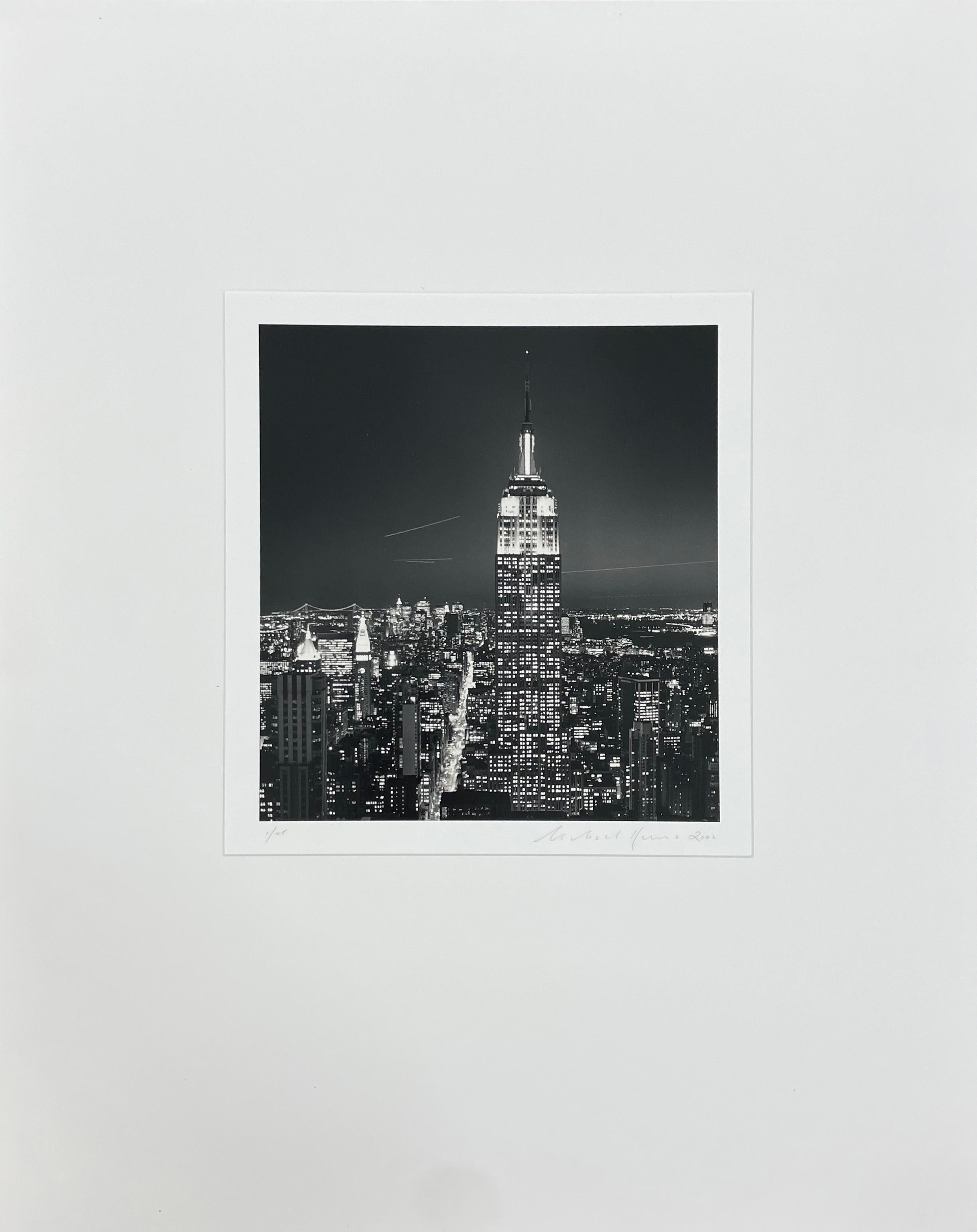 Empire State Building, Study 2, New York, New York, New York, USA – Schwarz-Weiß-Foto – Photograph von Michael Kenna
