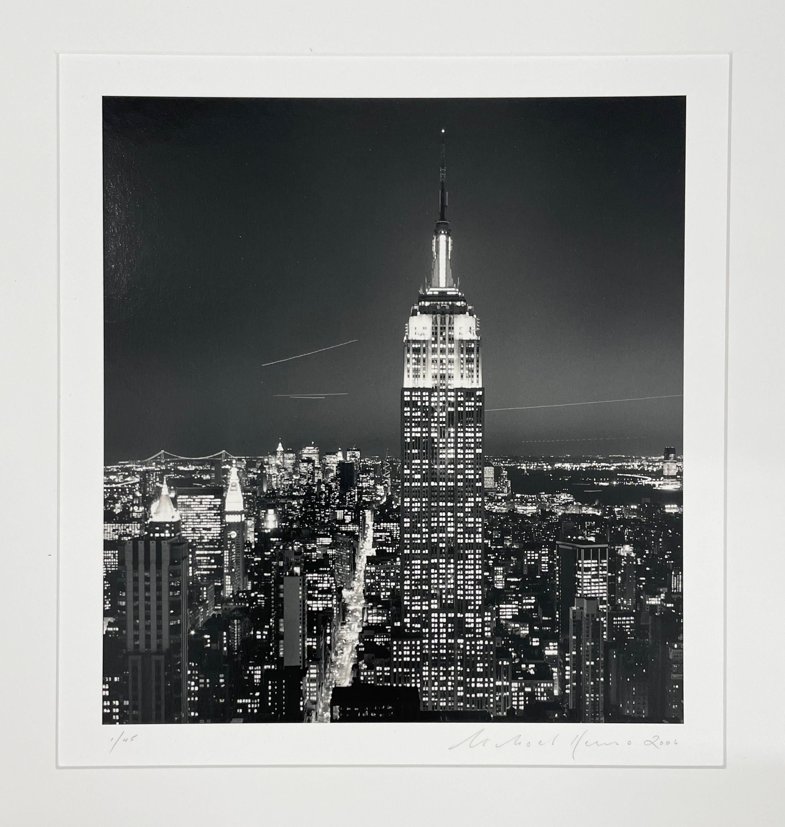 Empire State Building, Study 2, New York, New York, New York, USA – Schwarz-Weiß-Foto (Zeitgenössisch), Photograph, von Michael Kenna