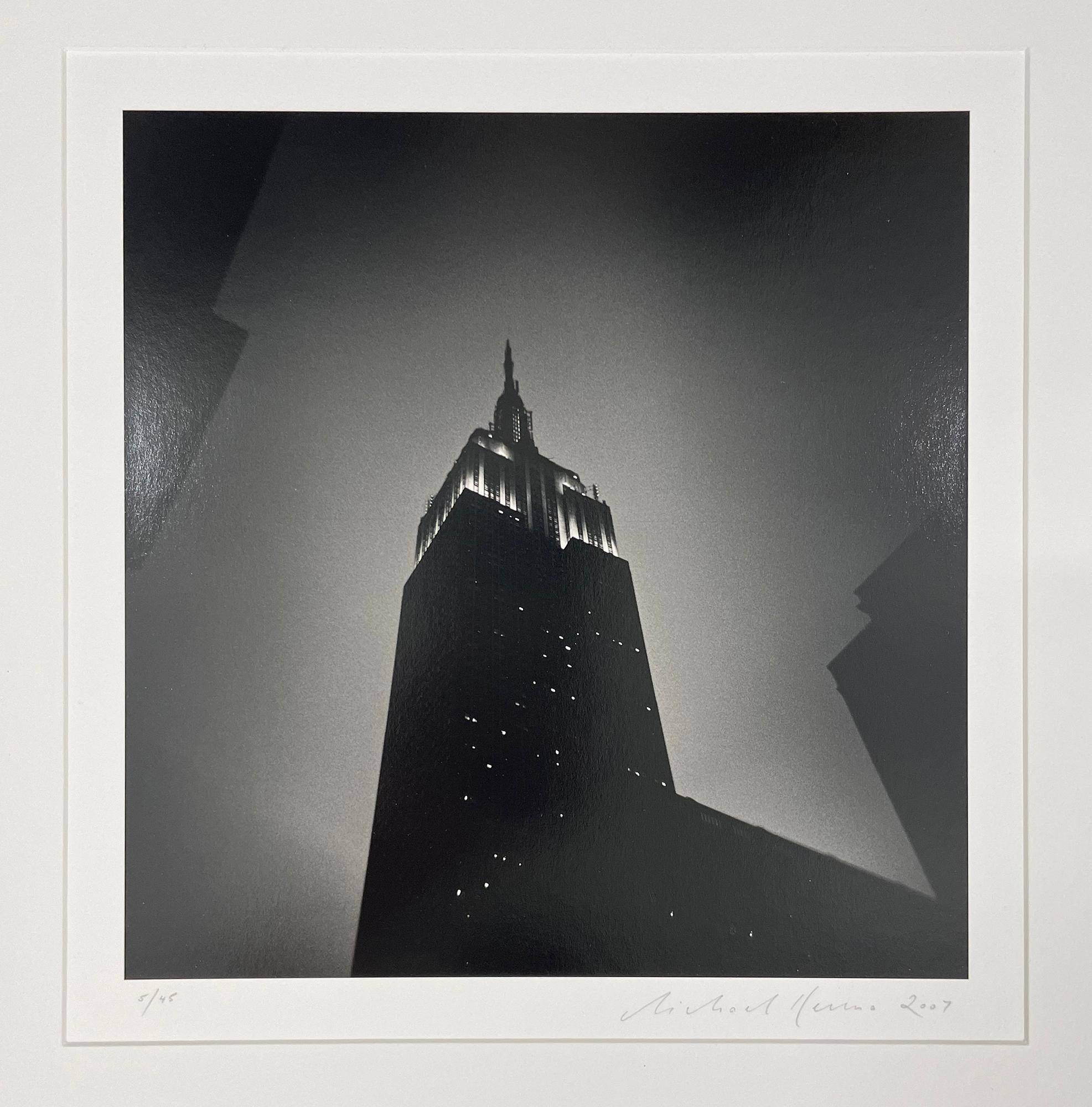 Empire State Building, Studio 4, New York, New York, USA - Foto in bianco e nero - Photograph Contemporaneo di Michael Kenna