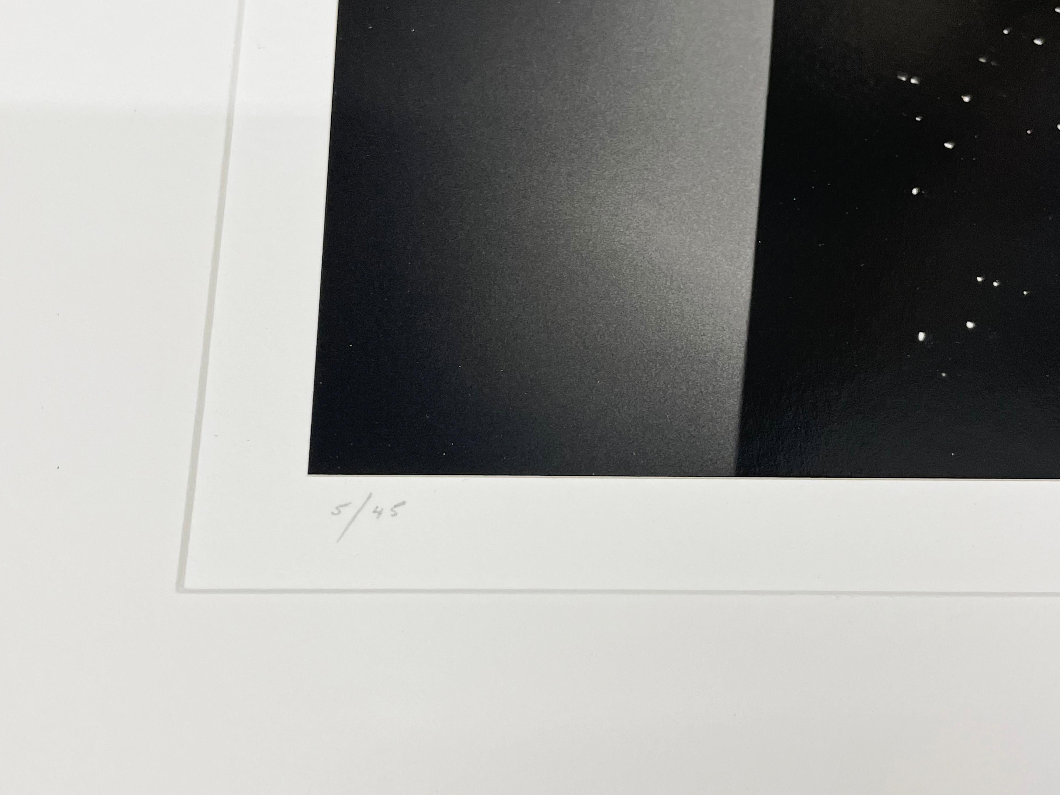 Edizione di 45 esemplari
Firmato, intitolato, data del negativo, data di stampa e numerato.
Stampa alla gelatina d'argento con tonalità seppia

Le fotografie in bianco e nero di Michael Kenna sono potenti e affascinanti. Le sue immagini ti