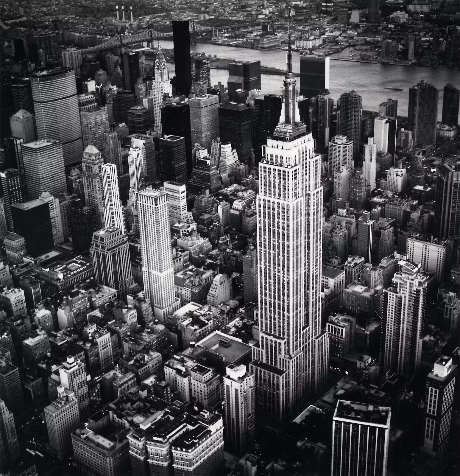 Michael Kenna Black and White Photograph – Empire State Building, Studie 6, New York, New York, New York, USA