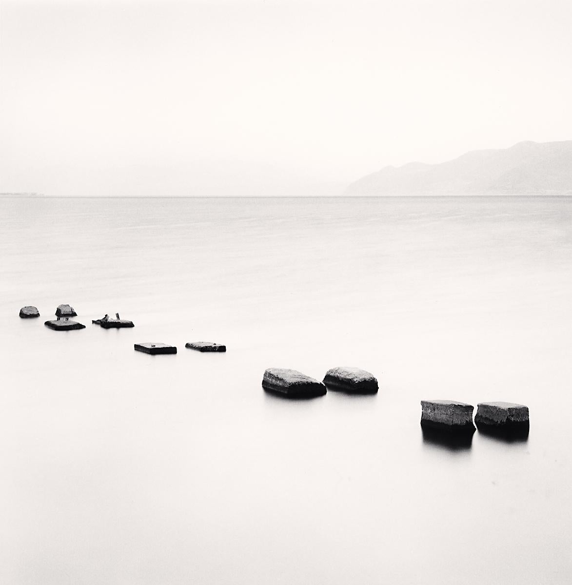 Michael Kenna Black and White Photograph – Der Hai-See, Studie 6, Yunnan, China.