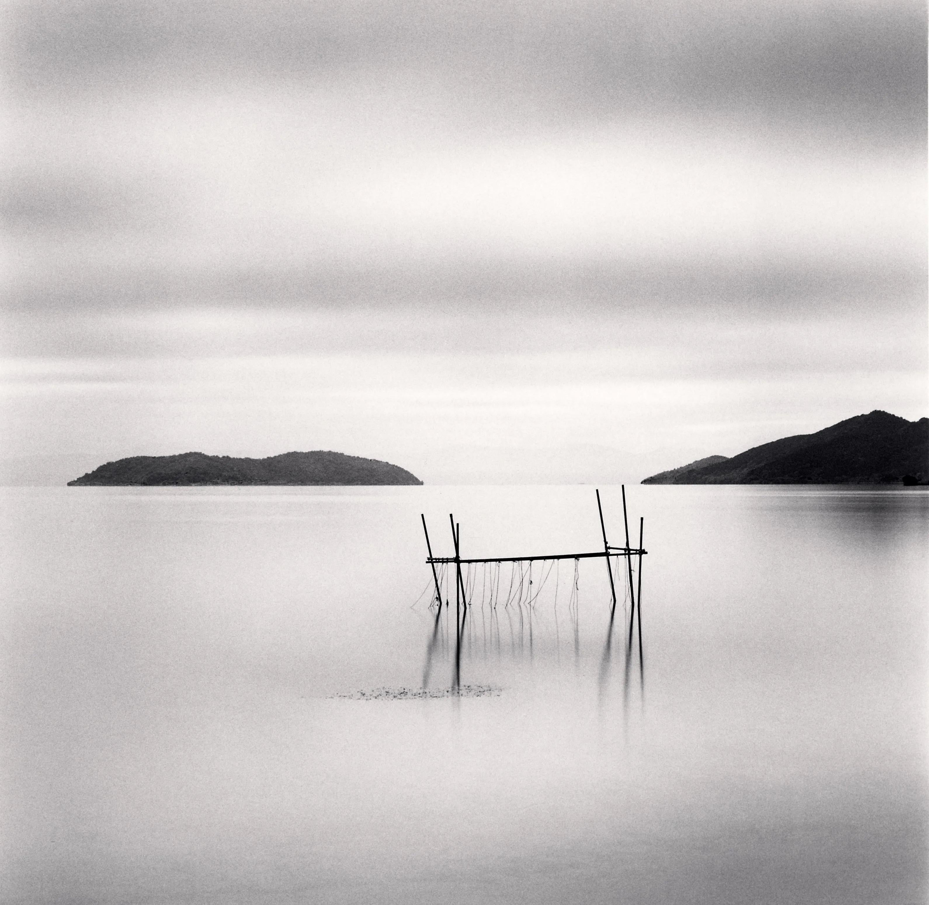 Michael Kenna Black and White Photograph – Fischnetzstruktur, Biwa-See, Honshu, Japan
