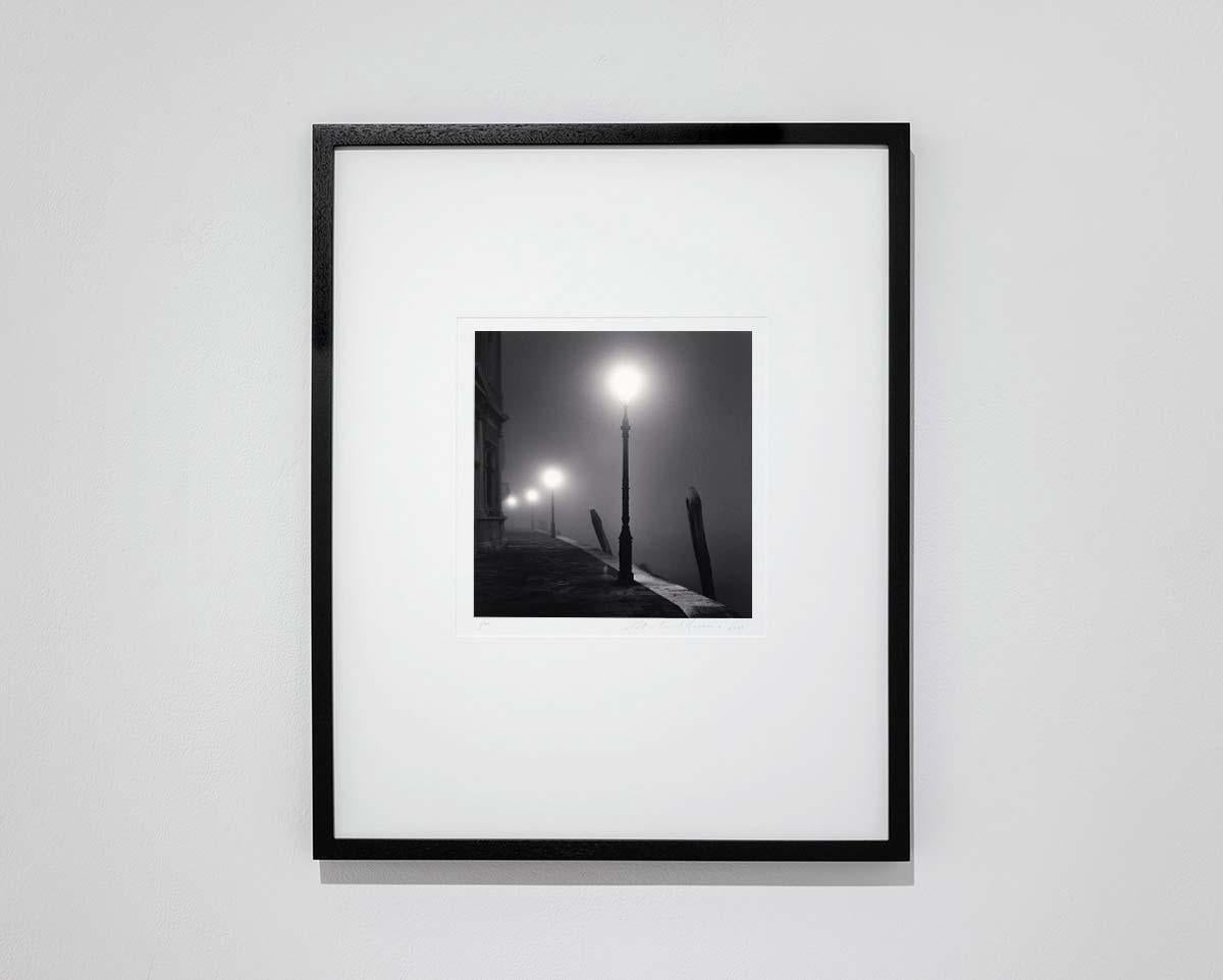 Quattro lampade, Fondamenta Zattere, Venezia, Italia - Photograph di Michael Kenna
