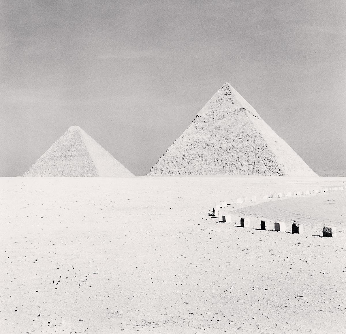 Landscape Photograph Michael Kenna - Pyramides de Égypte, Étude 2, Caire, Égypte. 2009