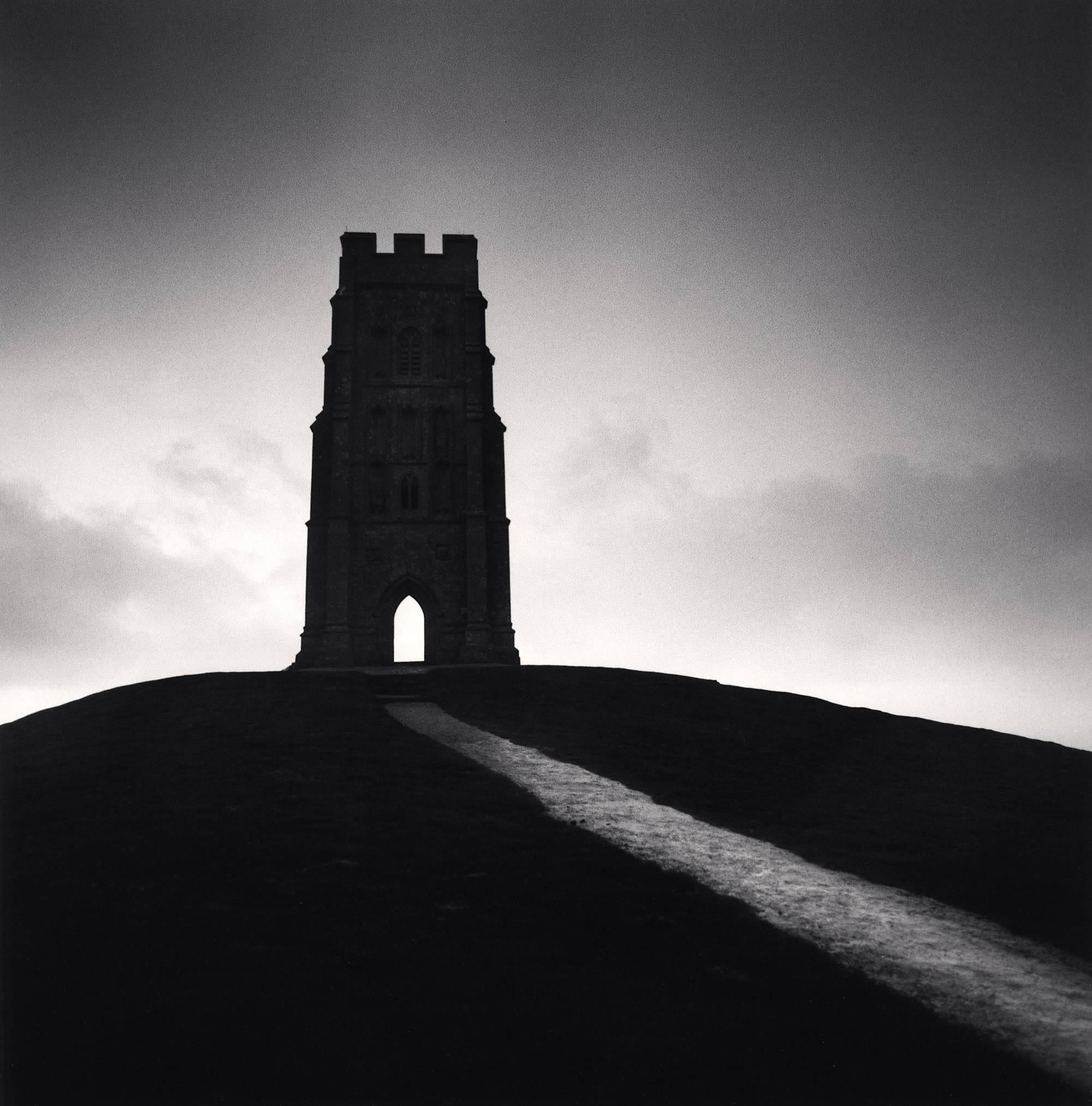 Michael Kenna Landscape Photograph – Glastonbury-Tor aus Glastonbury, Studie 3, Somerset, England. 1990, Silbergelatine-Foto