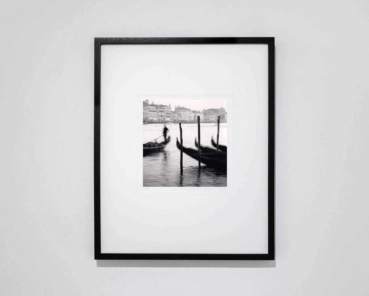 Góndola Traghetto, Venecia, Italia - Photograph de Michael Kenna