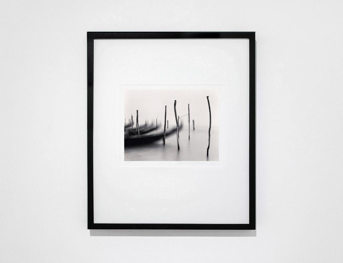 Góndolas I, Venecia, Italia - Photograph de Michael Kenna