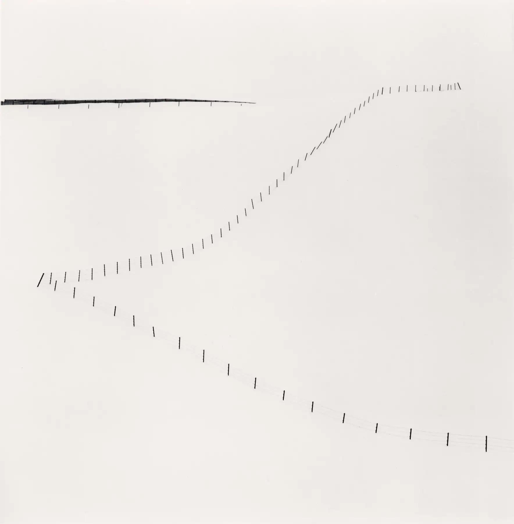 Michael Kenna Black and White Photograph – Zaun am Hang, Studie 6, Teshikaga, Hokkaido