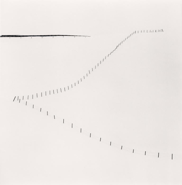 Michael Kenna Black and White Photograph – Hillside-Fence, Studie 6, Teshikaga, Hokkaido, Japan