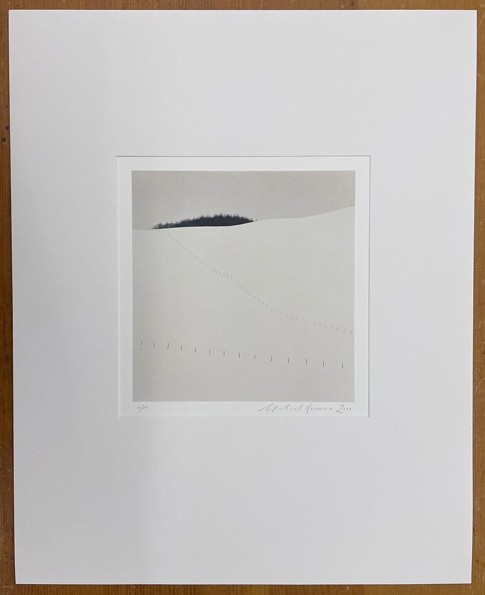 Zaun am Hang, Studie 9, Teshikaga, Hokkaido, Japan - Schnee, minimalistisch, abstrakt – Photograph von Michael Kenna
