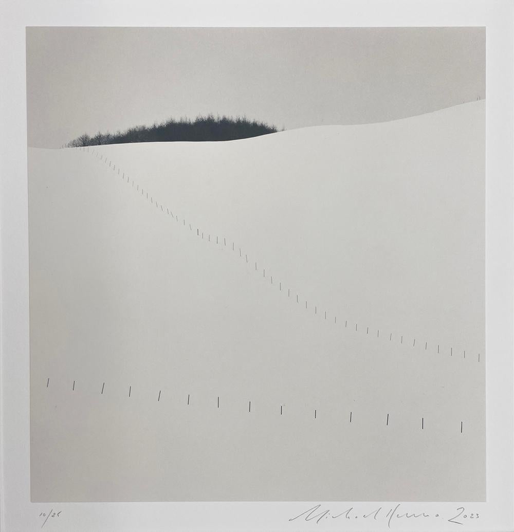 Zaun am Hang, Studie 9, Teshikaga, Hokkaido, Japan - Schnee, minimalistisch, abstrakt (Zeitgenössisch), Photograph, von Michael Kenna