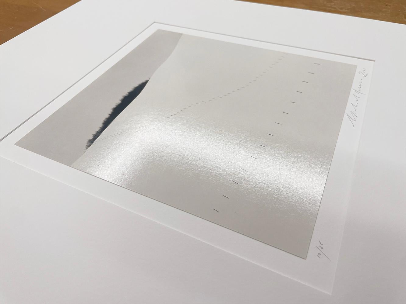 Zaun am Hang, Studie 9, Teshikaga, Hokkaido, Japan - Schnee, minimalistisch, abstrakt (Grau), Landscape Photograph, von Michael Kenna
