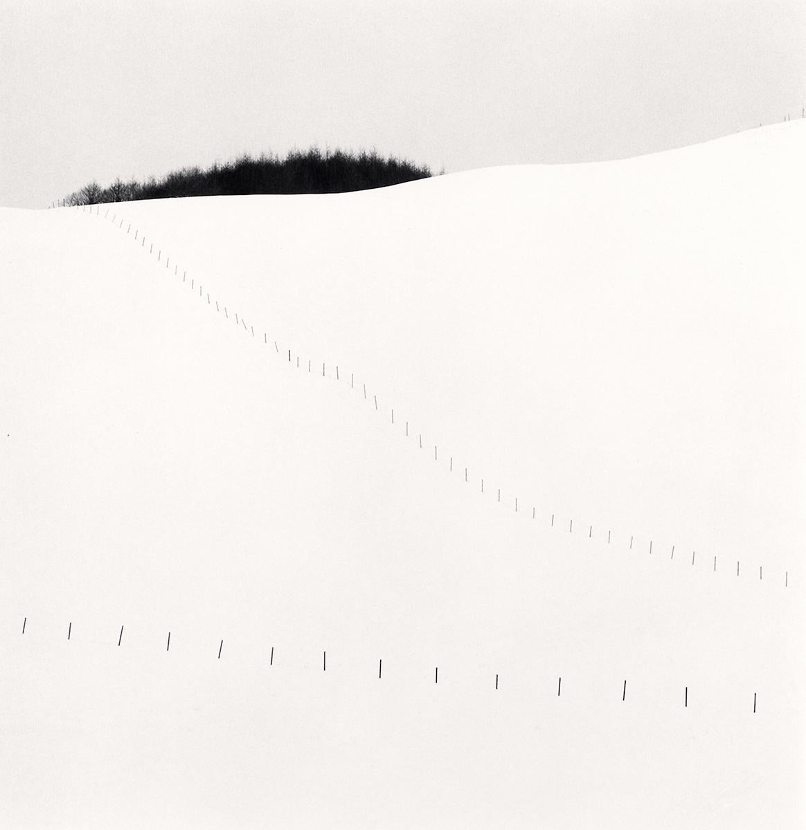 Michael Kenna Landscape Photograph – Zaun am Hang, Studie 9, Teshikaga, Hokkaido, Japan - Schnee, minimalistisch, abstrakt