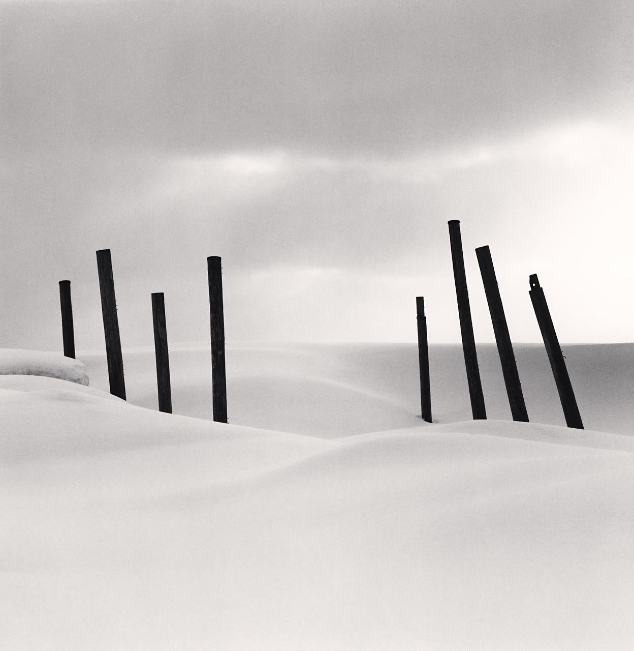 Black and White Photograph Michael Kenna - Huit poteaux, Rumoi, Hokkaido, Japon