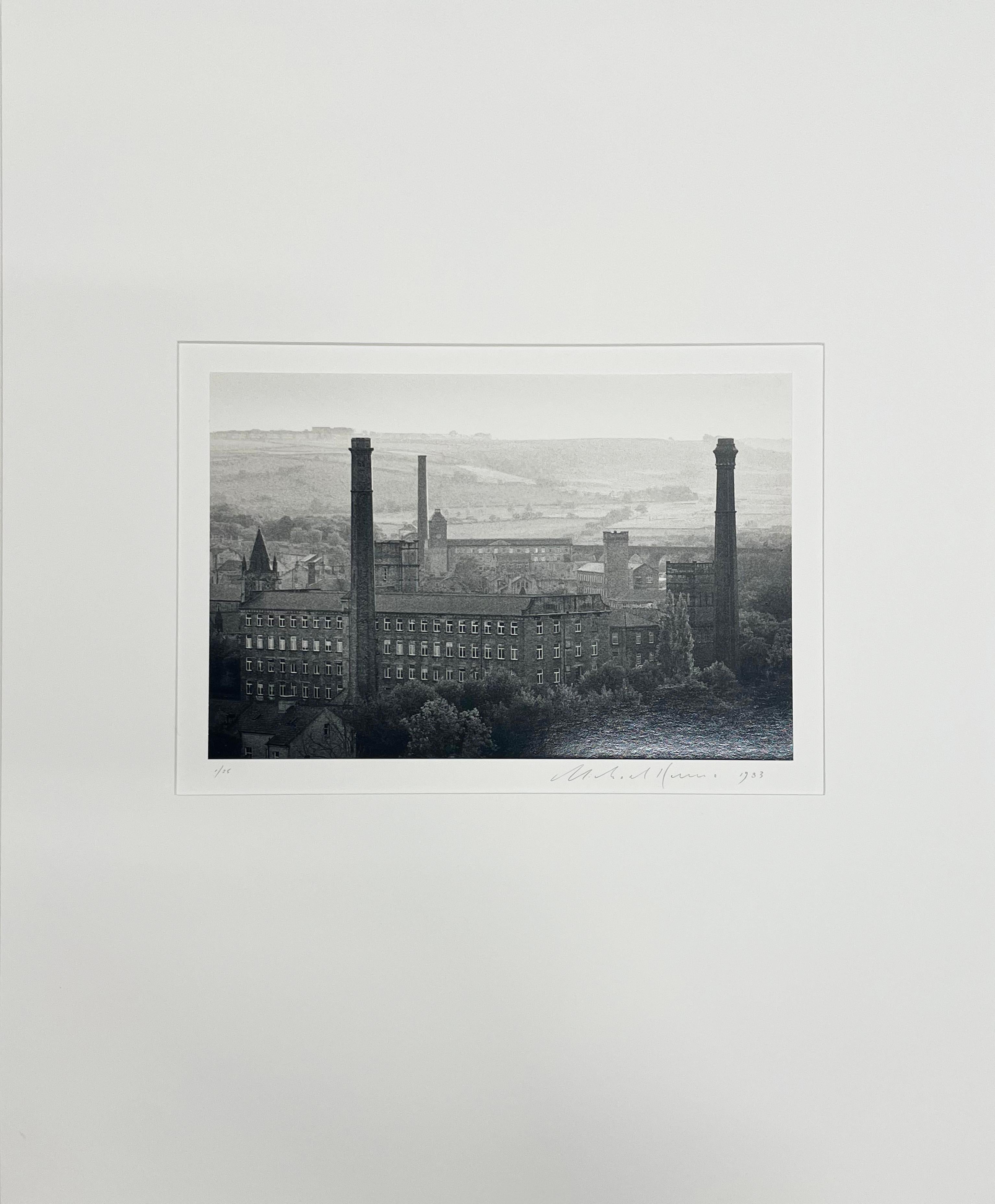 View du moulin, Slaithwaite, West Yorkshire, Angleterre - Photograph de Michael Kenna