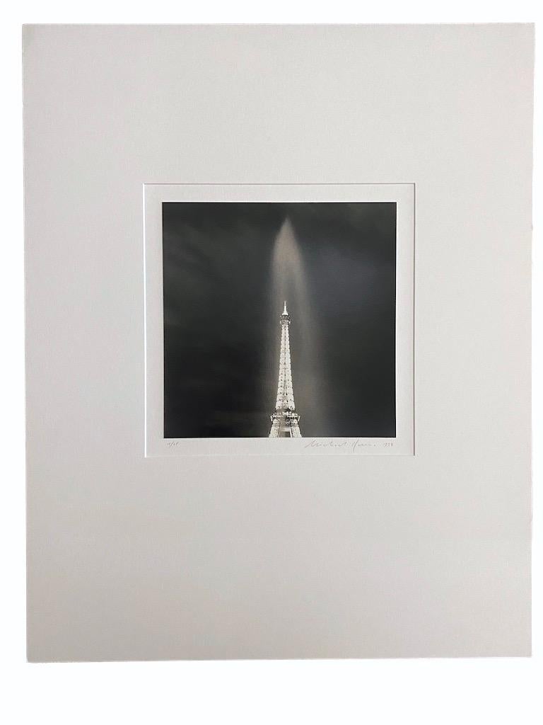 Conto alla rovescia del millennio, Parigi, Francia - Fotografia in bianco e nero, Architettura - Photograph di Michael Kenna