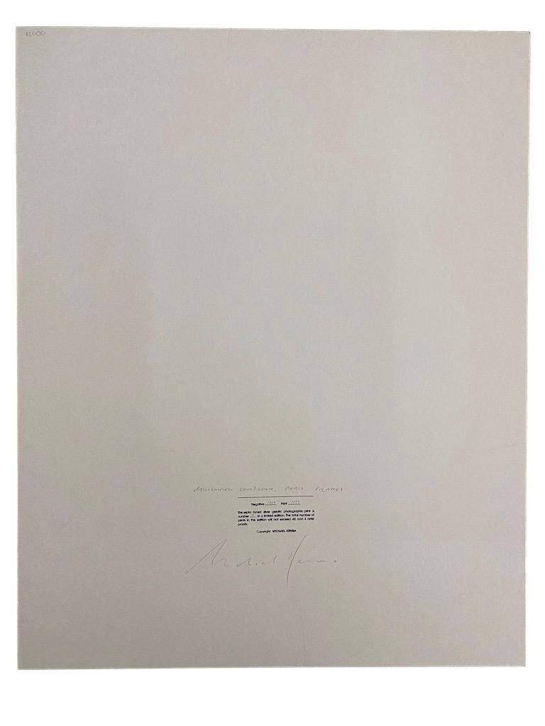 Conto alla rovescia del millennio, Parigi, Francia - Fotografia in bianco e nero, Architettura - Black and White Photograph Nero di Michael Kenna