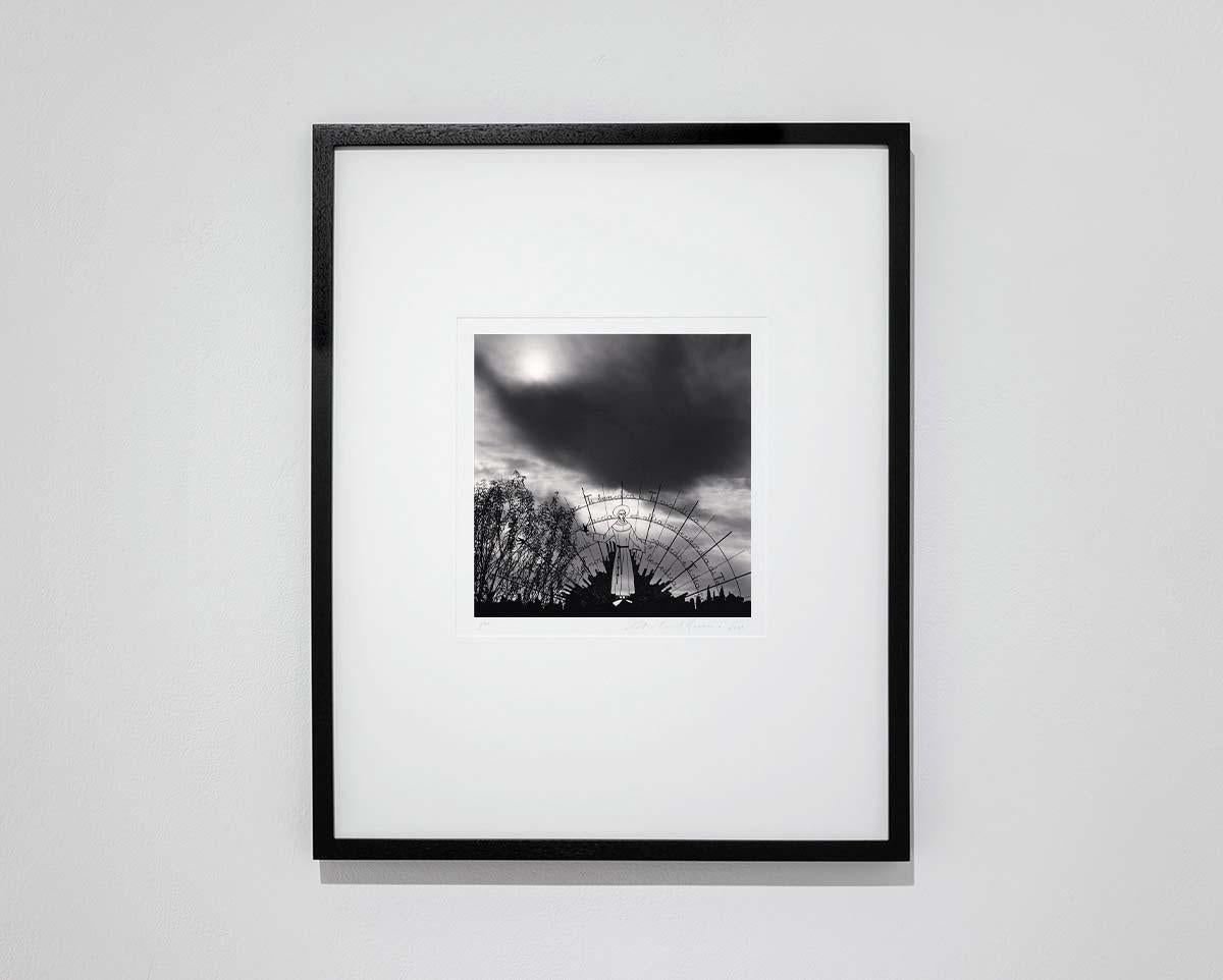 Représentation de moine, San Francesco del Deserto, Venise, Italie - Photograph de Michael Kenna