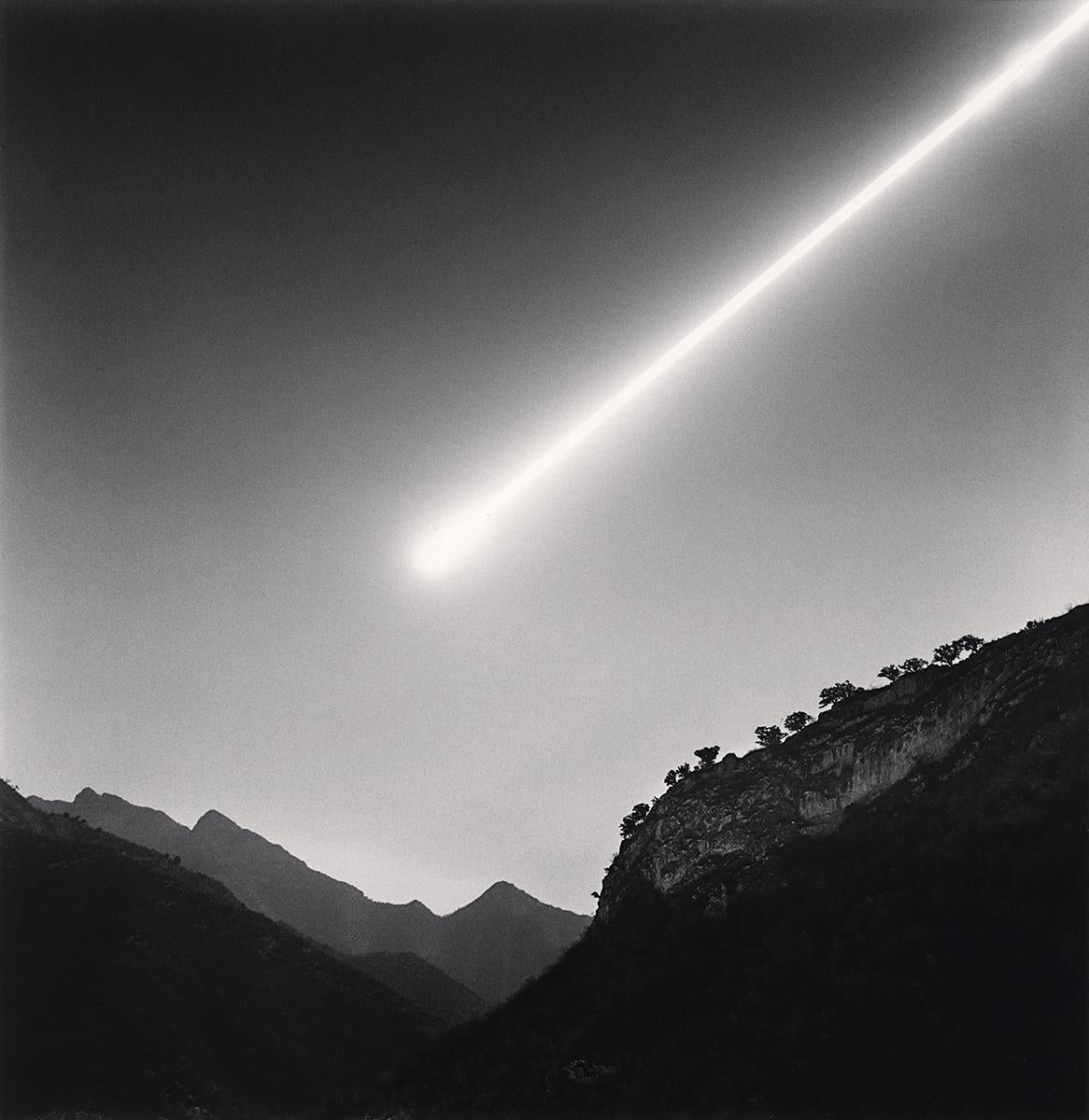 Michael Kenna Black and White Photograph – Moon Rise, Cuandixia, Peking, China