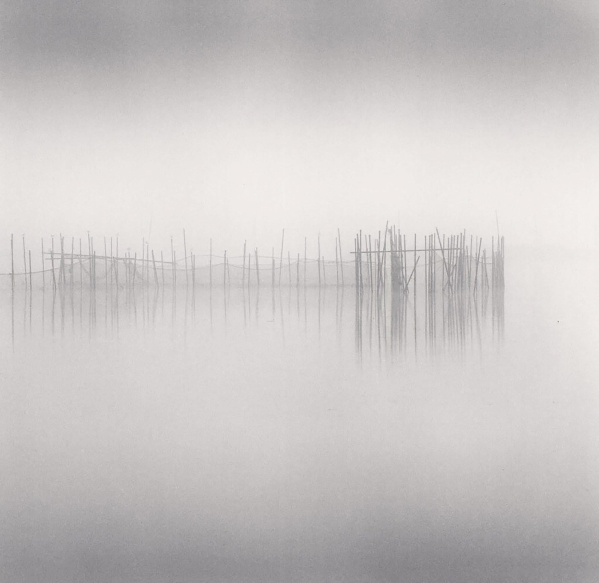 Michael Kenna Black and White Photograph – Fischernetze am Morgen, Biwa-See, Honshu, Japan