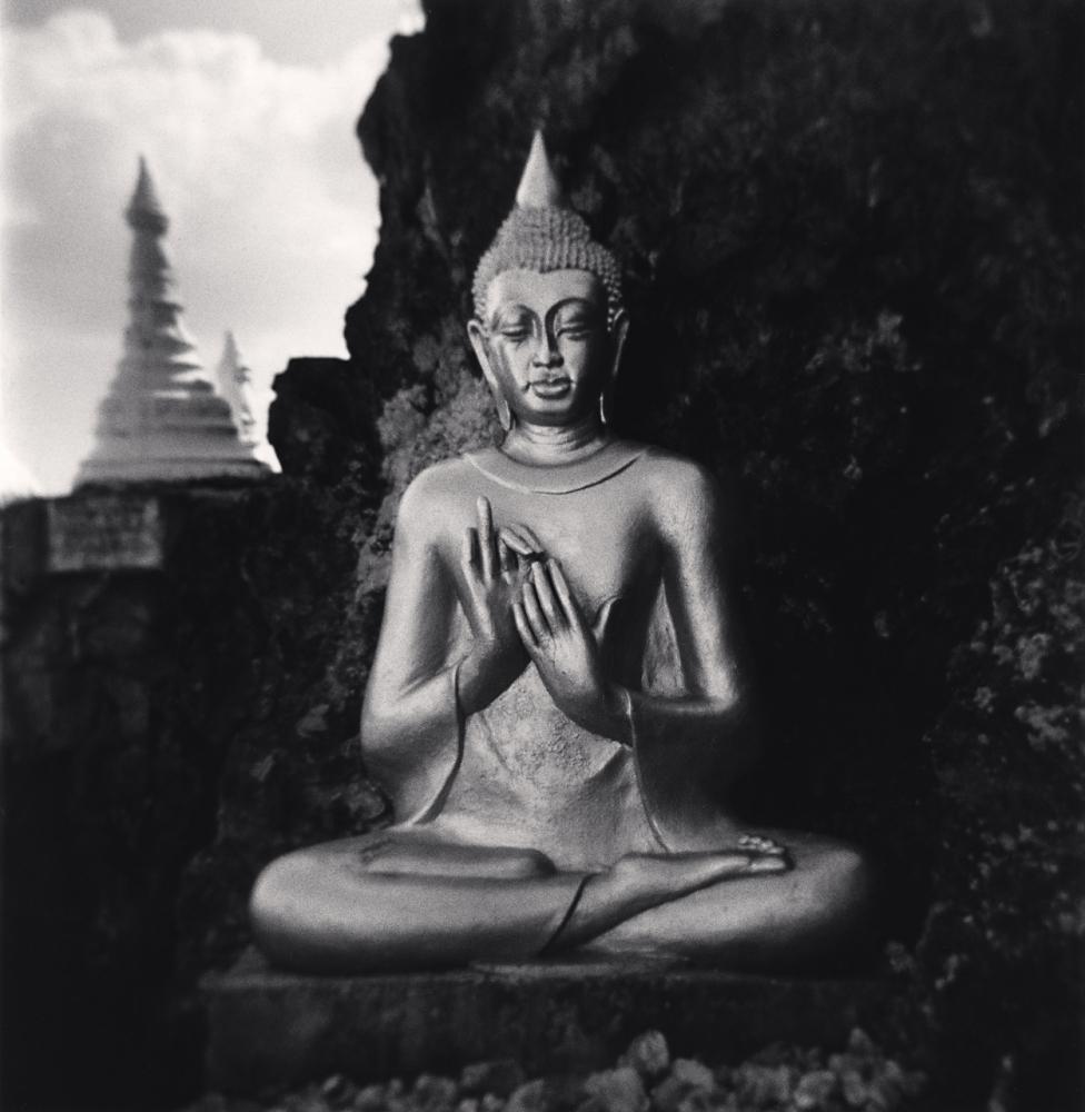 Michael Kenna Black and White Photograph – Buddha auf Bergplatte, Pindaya, Myanmar