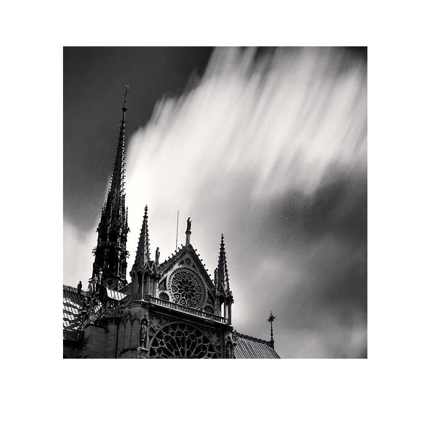 Michael Kenna Black and White Photograph – Notre Dame, Studie 10, Paris, Frankreich