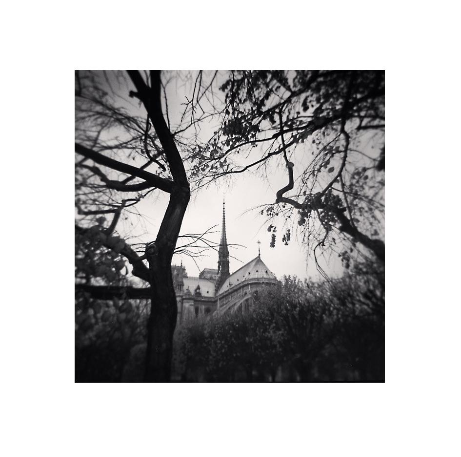 Michael Kenna Black and White Photograph – Notre Dame, Studie 15, Paris, Frankreich