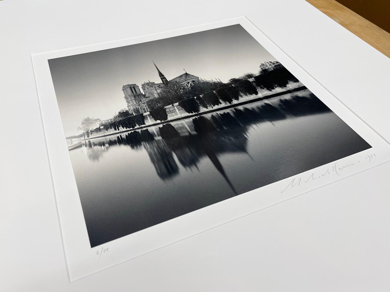 Auflage von 25 Stück
Signiert, betitelt, Negativdatum, Druckdatum und nummeriert von Michael Kenna
Sepia getönter Gelatinesilberdruck

Die Schwarz-Weiß-Fotografien von Michael Kenna sind kraftvoll und verführerisch. Seine Bilder entführen Sie in