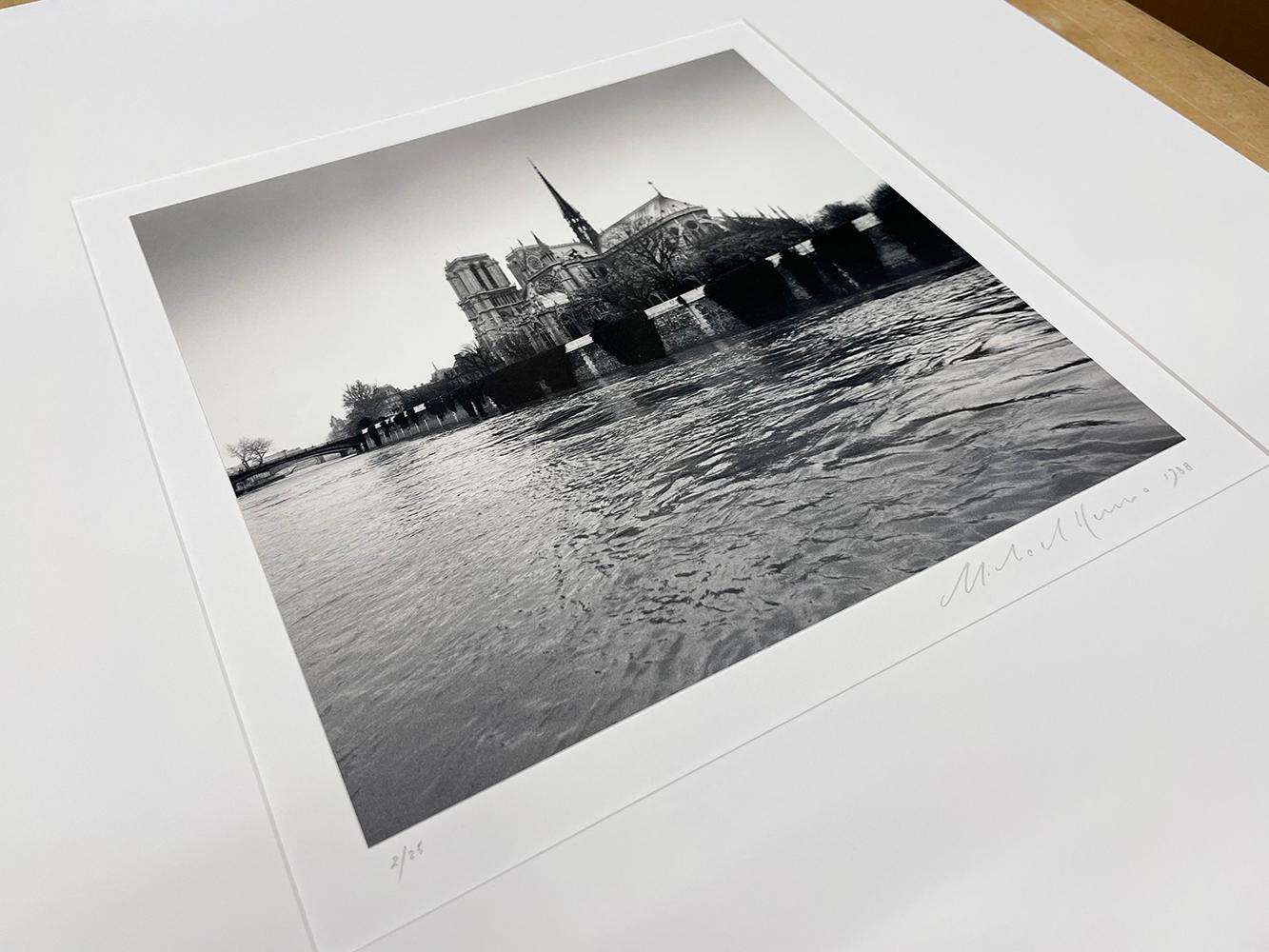 Edizione di 25
Firmato, intitolato, data del negativo, data di stampa e numerato.
Stampa alla gelatina d'argento con tonalità seppia

Le fotografie in bianco e nero di Michael Kenna sono potenti e affascinanti. Le sue immagini ti trasportano in