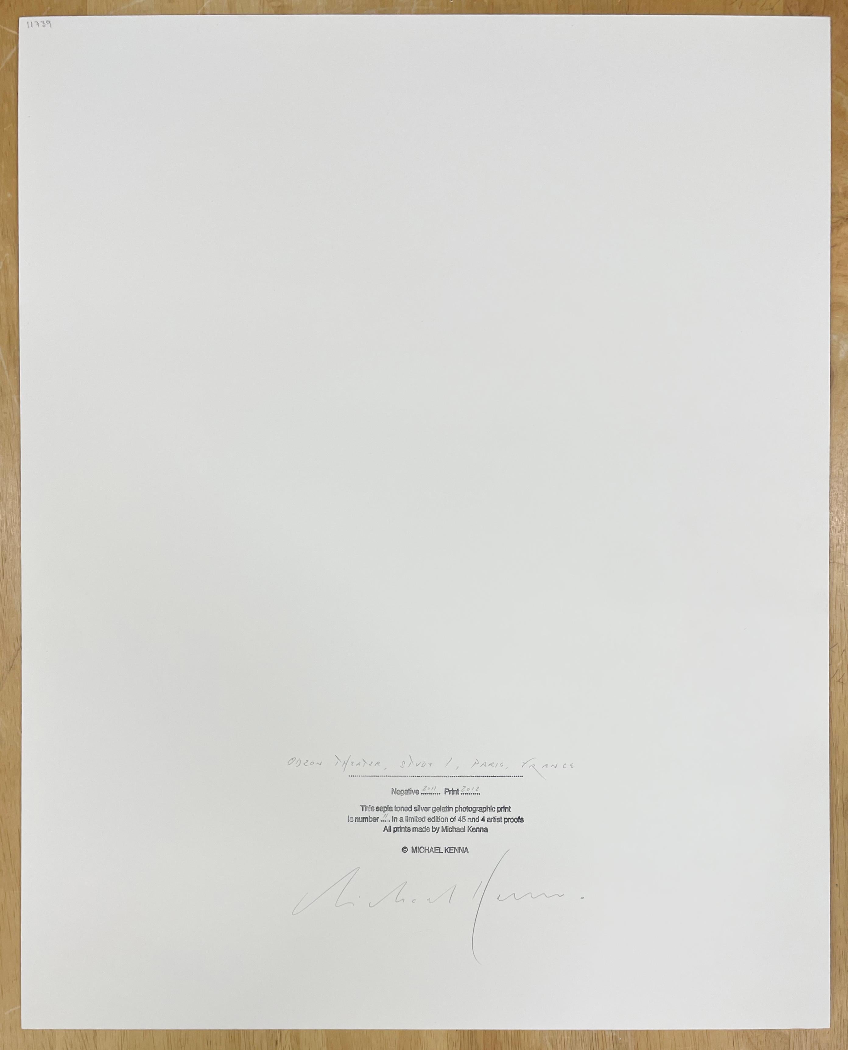 Edizione di 45 esemplari
Firmato, intitolato, con data del negativo, data di stampa e numerato da Michael Kenna
Stampa alla gelatina d'argento con tonalità seppia

Le fotografie in bianco e nero di Michael Kenna sono potenti e affascinanti. Le sue